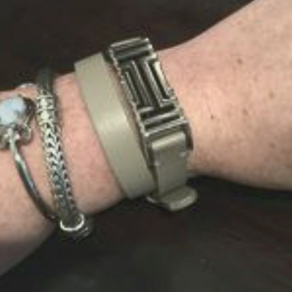 NWT Tory Burch double silver band fitbit bracelet Taupe/Gray. - Picture 2 of 5